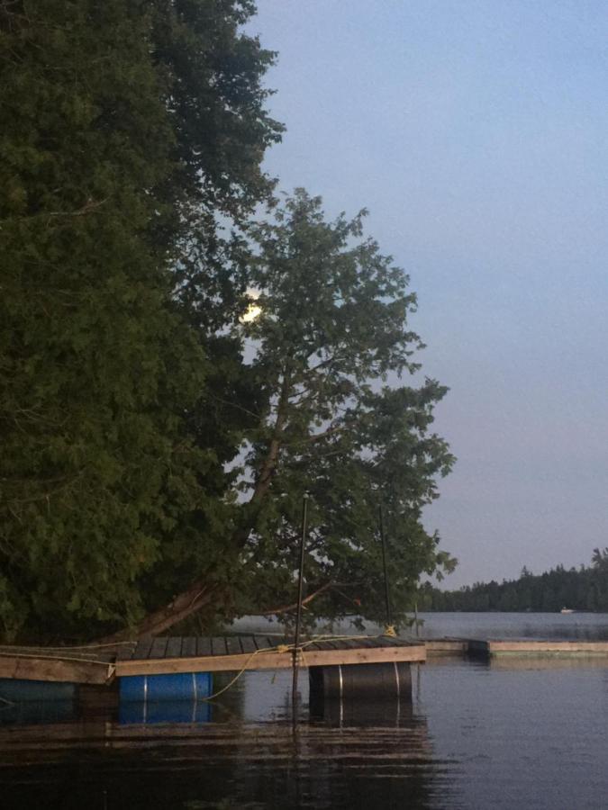 Chalet "Ici Et Maintenant, Sur Le Lac" Sainte-Marguerite-du-Lac-Masson Esterno foto