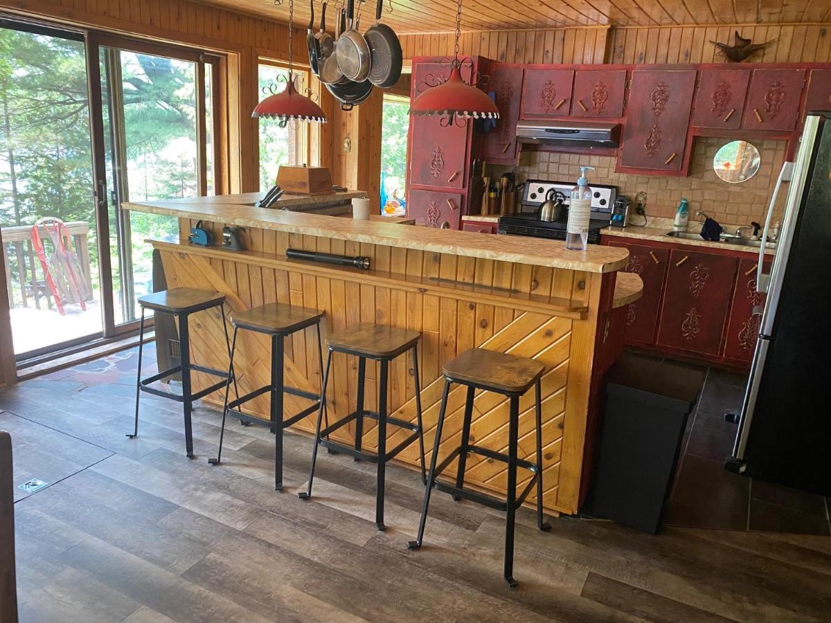 Chalet "Ici Et Maintenant, Sur Le Lac" Sainte-Marguerite-du-Lac-Masson Esterno foto